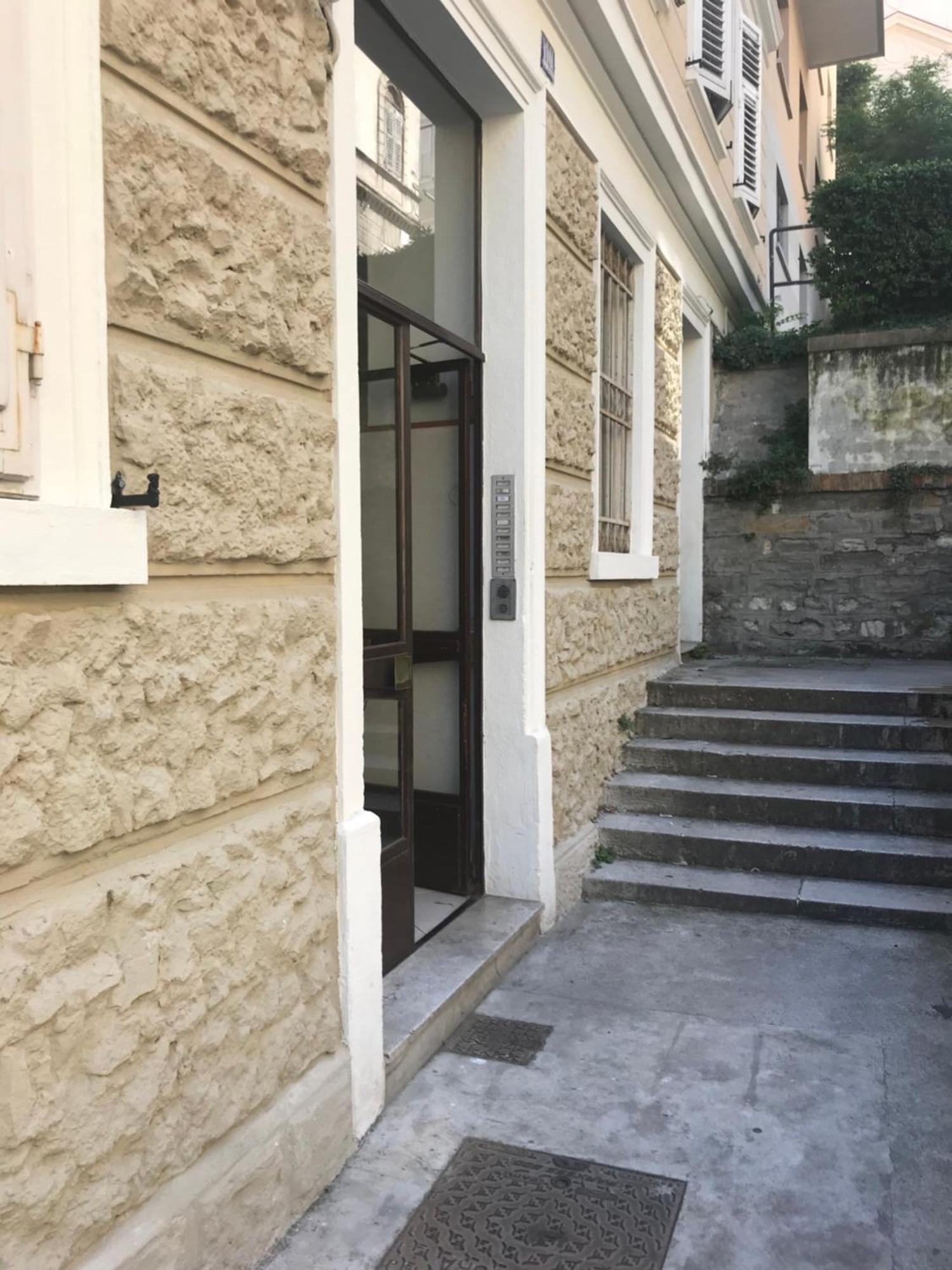Alla Scalinata Del Teatro Rossetti Parcheggio 트리에스테 외부 사진