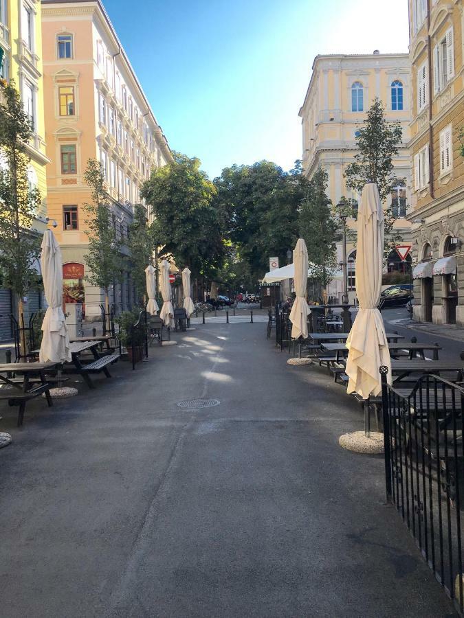 Alla Scalinata Del Teatro Rossetti Parcheggio 트리에스테 외부 사진